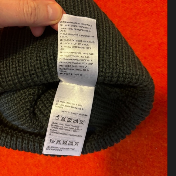 Maloja mossy green 100% lambswool happy mountain emblem ribbed tuque hat NWT - Picture 8 of 11